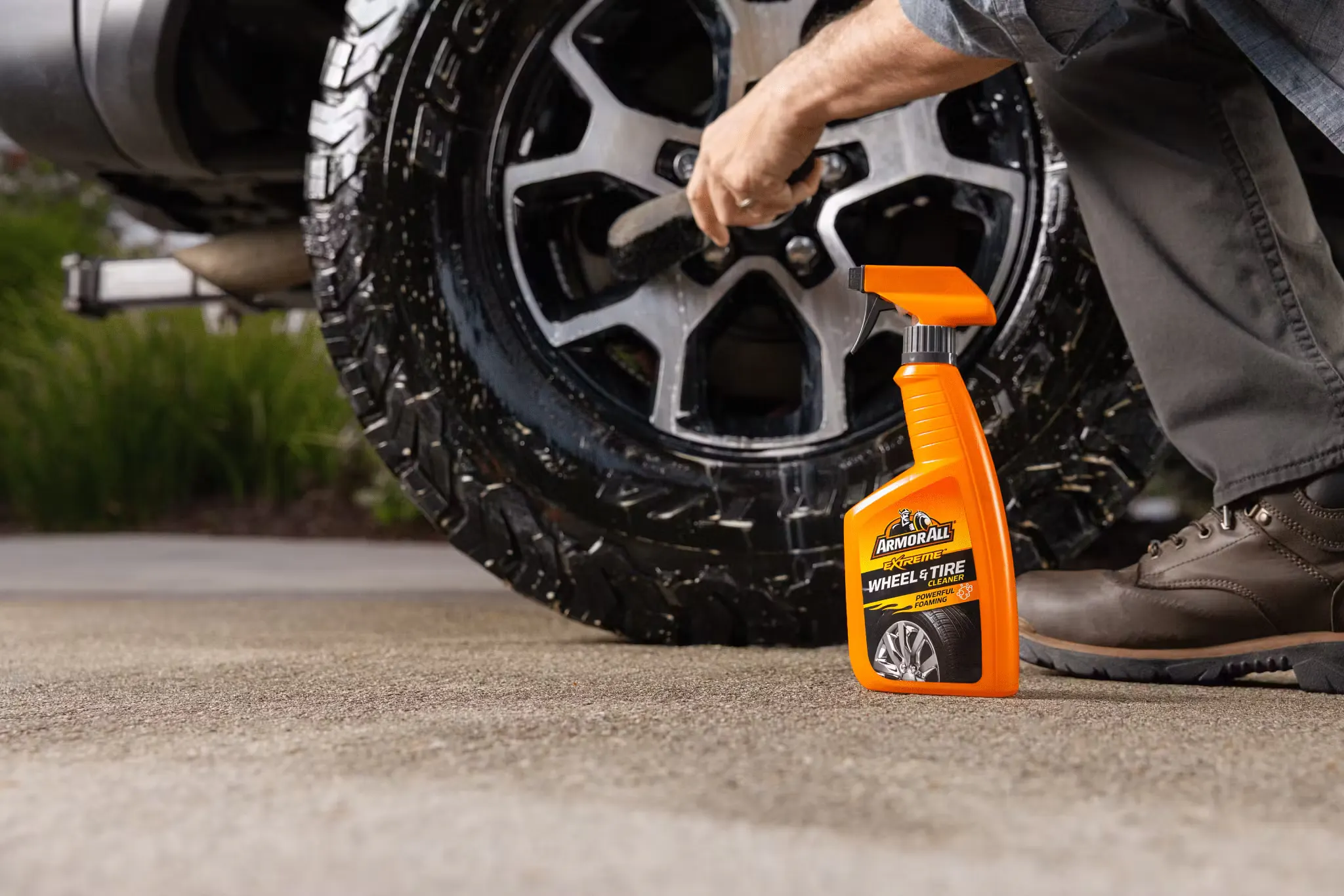How to clean car tyres and wheels