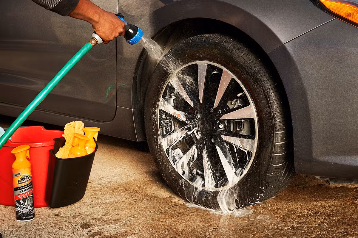 Zo maakt u autobanden en wielen schoon